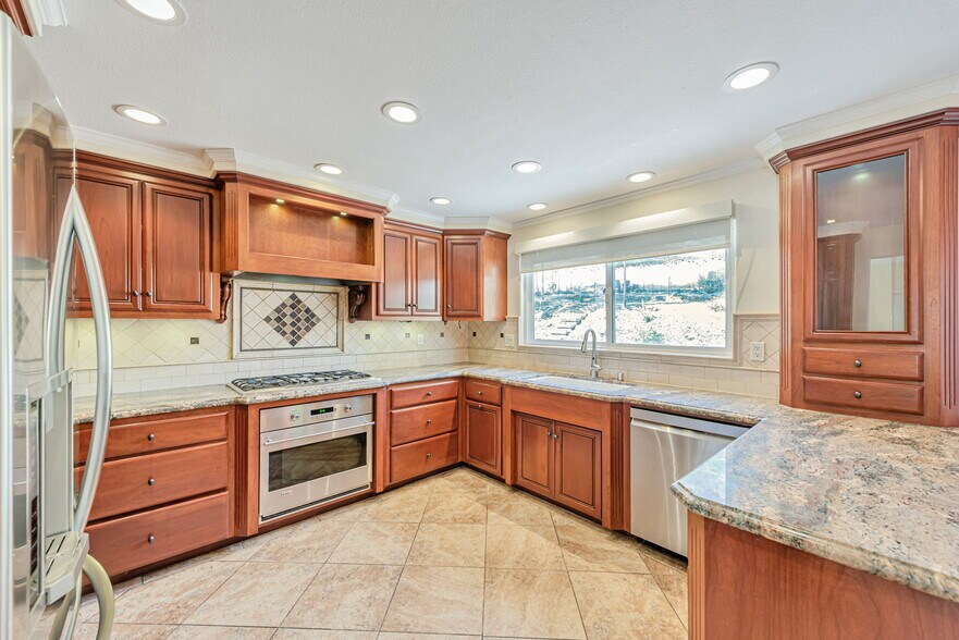 Building Photo - 520 Weybridge Dr
