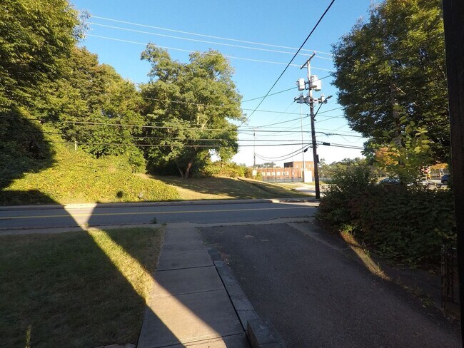 Building Photo - 3 Bedroom/ 1 Bathroom House for Rent in Brookline!