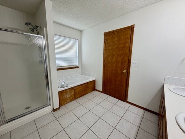 Building Photo - 4 bedroom Home in Regency Lakes!