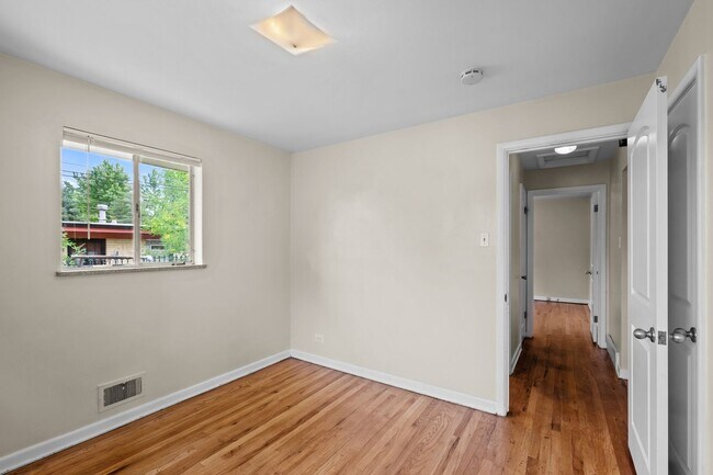 Building Photo - Fantastic Two Bedroom Duplex in University Neighborhood!