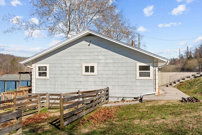 Building Photo - 2BR/2BA Cottage that's on the Rive – Minutes from Downtown Knoxville and Maryville