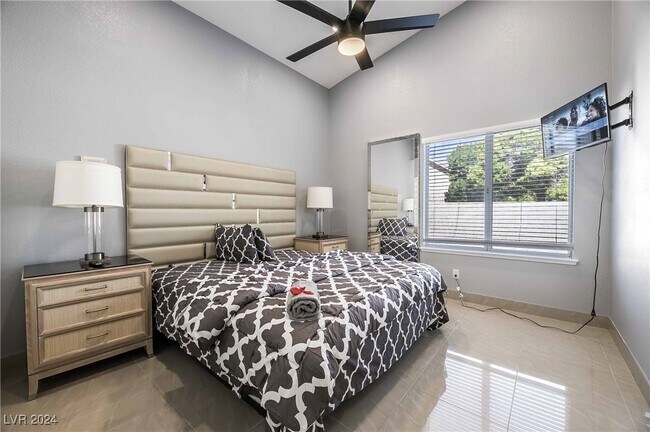 Building Photo - 1400 Castle Crest Dr