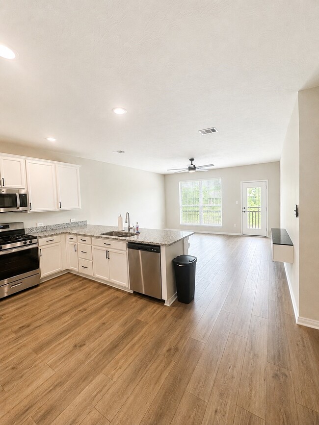 Building Photo - 112 Laurel Oak Dr