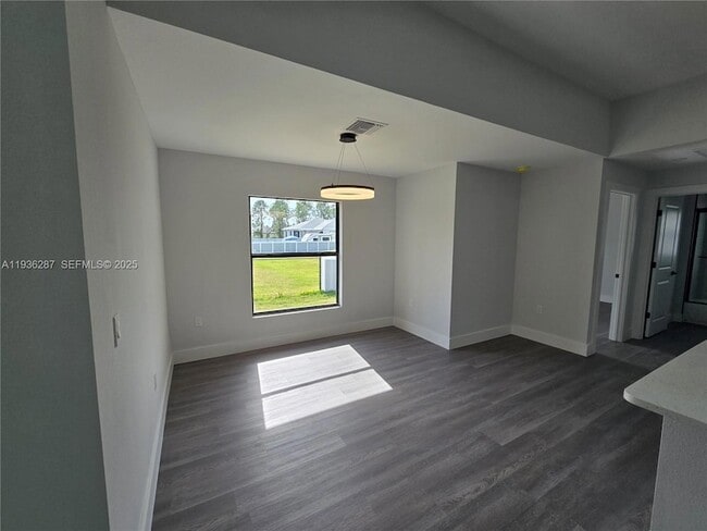 Building Photo - 1605 W 11th St