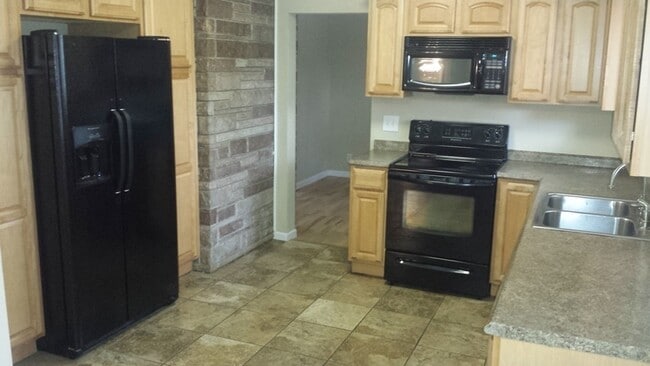 Building Photo - Large 2 Story Home 2540 SFT 3 Bed 2 Bath Home