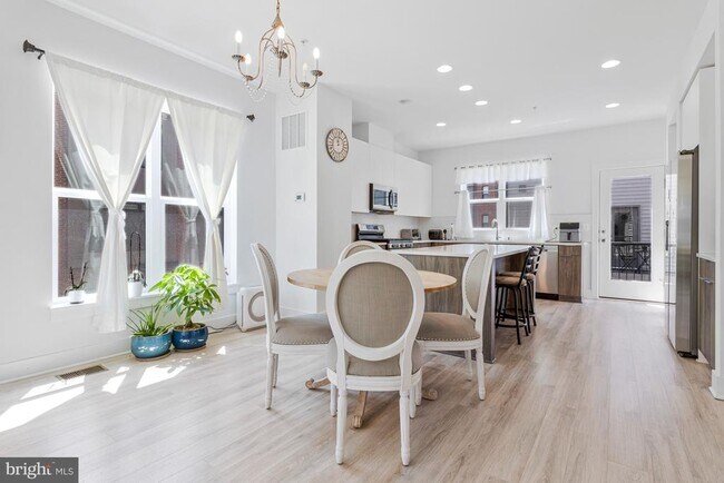 Building Photo - 40 Mural Walk NE