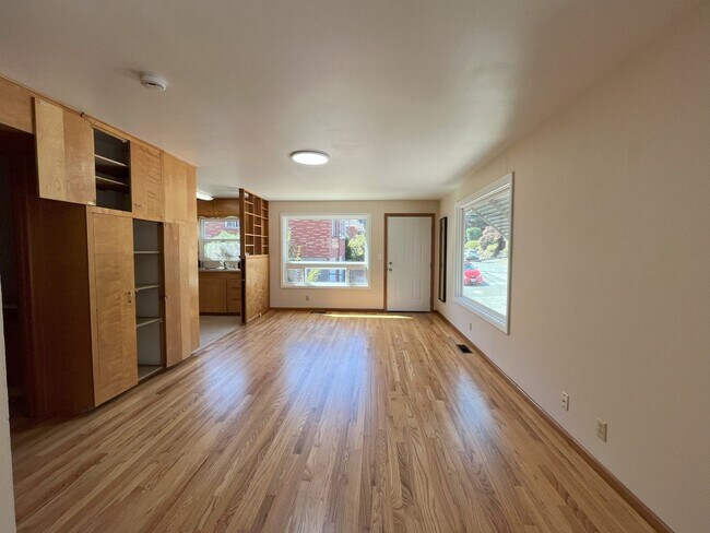 Building Photo - Bright & Spacious 1-Bedroom Duplex with Ha...