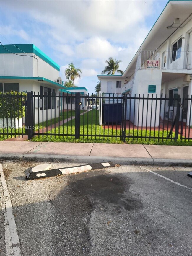 Building Photo - 2101 Calais Dr