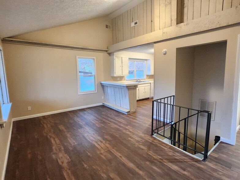 Building Photo - 2119 US-421