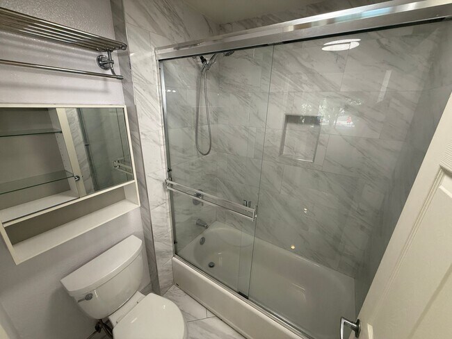 Building Photo - Modern 1-Bedroom Condo with Resort-Style A...