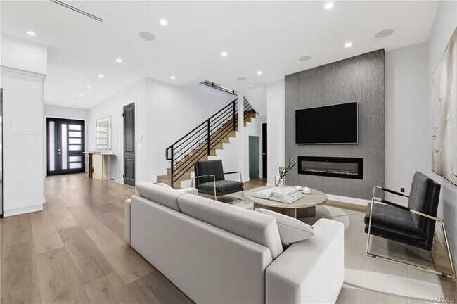 Building Photo - 251 S Griffith Park Dr