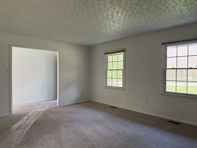 Building Photo - 3-bedroom, 2-bath brick ranch in Black Mountain