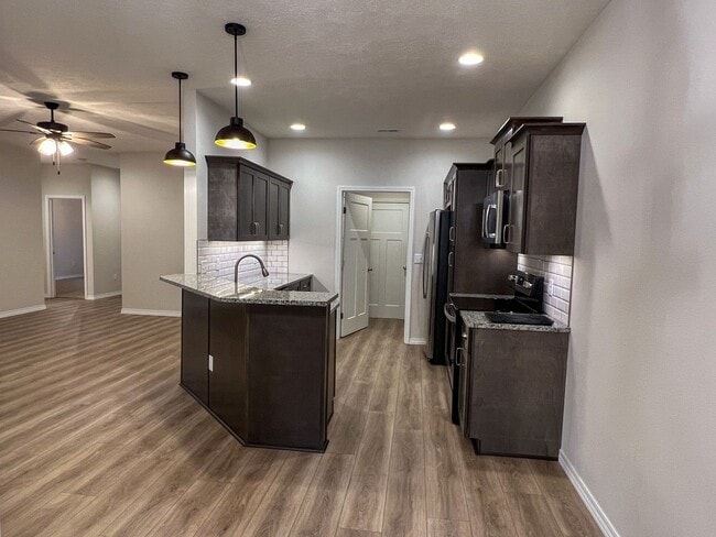 Building Photo - NEW LUXURY 3 BED 2 BATH 2 CAR GARAGE DUPLEX