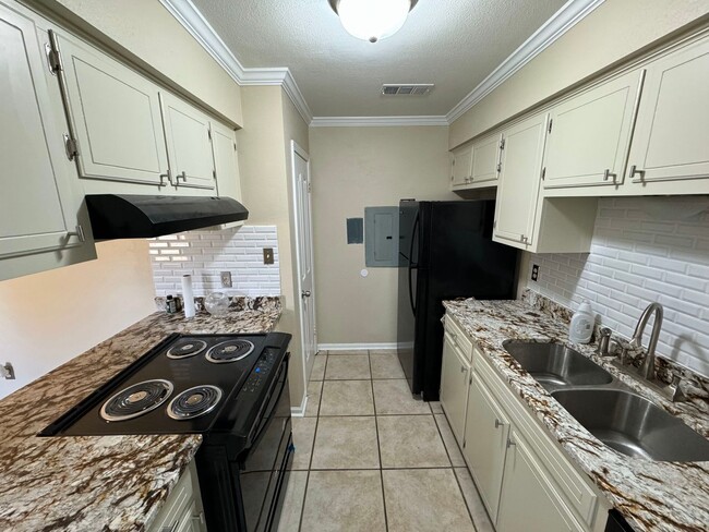 Building Photo - 2 Bedroom 1 Bath townhome located in Barri...