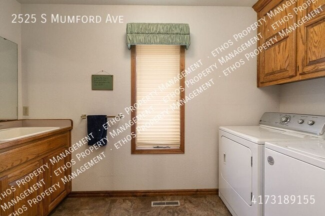 Building Photo - 2525 S Mumford Ave