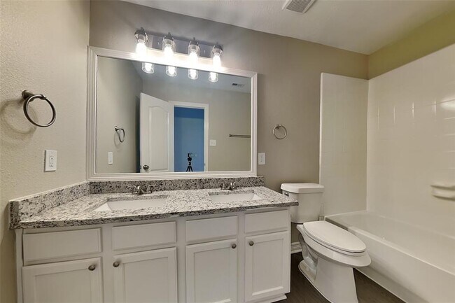 Building Photo - 8000 N Tarrytown Crossing Dr