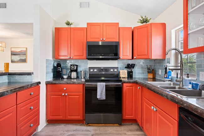 Building Photo - 602 N Palimino Dr