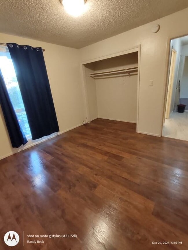 Building Photo - Spacious 2bd First Floor Apartment in 4-Plex Building