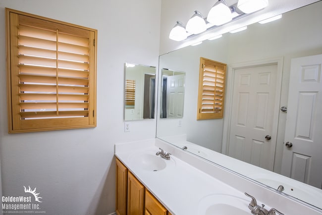 Building Photo - Spacious Home with Casita, Pool & Prime Las Vegas Location!