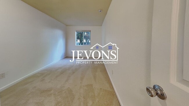 Building Photo - 2-bedroom home with water, sewer, and garb...