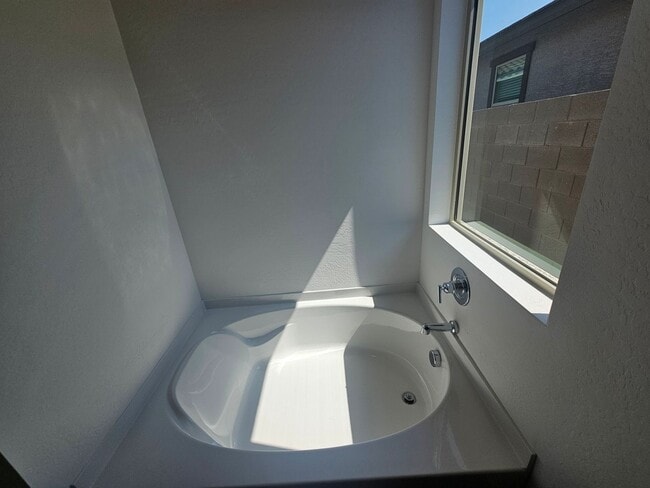 Building Photo - Beautiful new build w mountain views