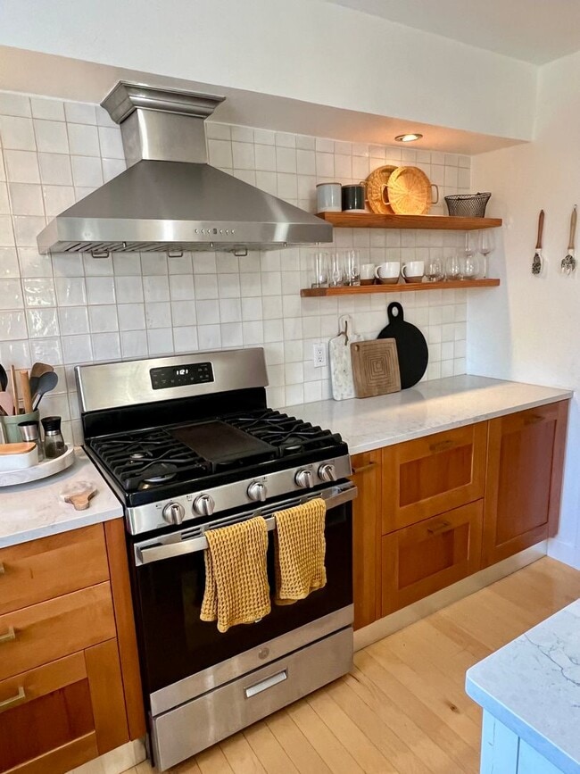 Building Photo - Available in July! Pet Friendly Fully Furn...