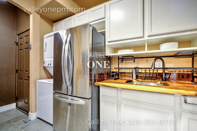 Building Photo - Luxury Private Furnished 2 Bed 2 Bath Suite With Private Courtyard - Utilities Included!