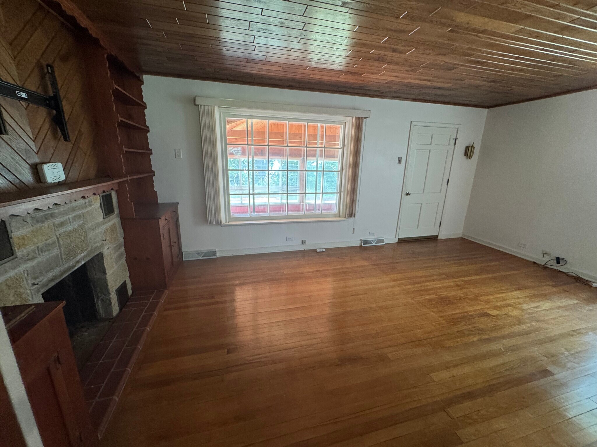 living room - N5311 Saint Catherines Bay Rd
