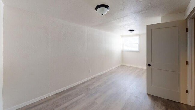 Building Photo - 710 E Ave F