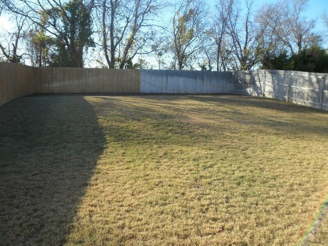 Building Photo - 822 Bens Dr