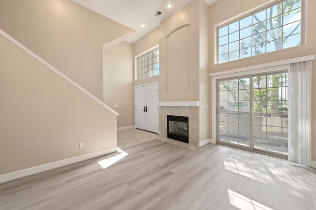 Building Photo - 3 bedroom 2.5 bath townhome with multiple levels!