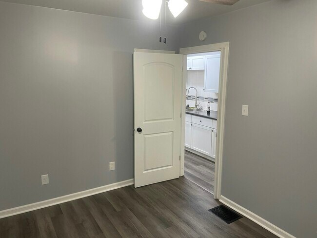 Building Photo - 1517 N Chester Ave