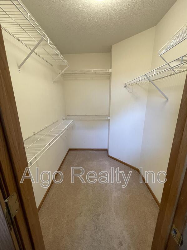 Building Photo - 1694 Oakbrooke Ct