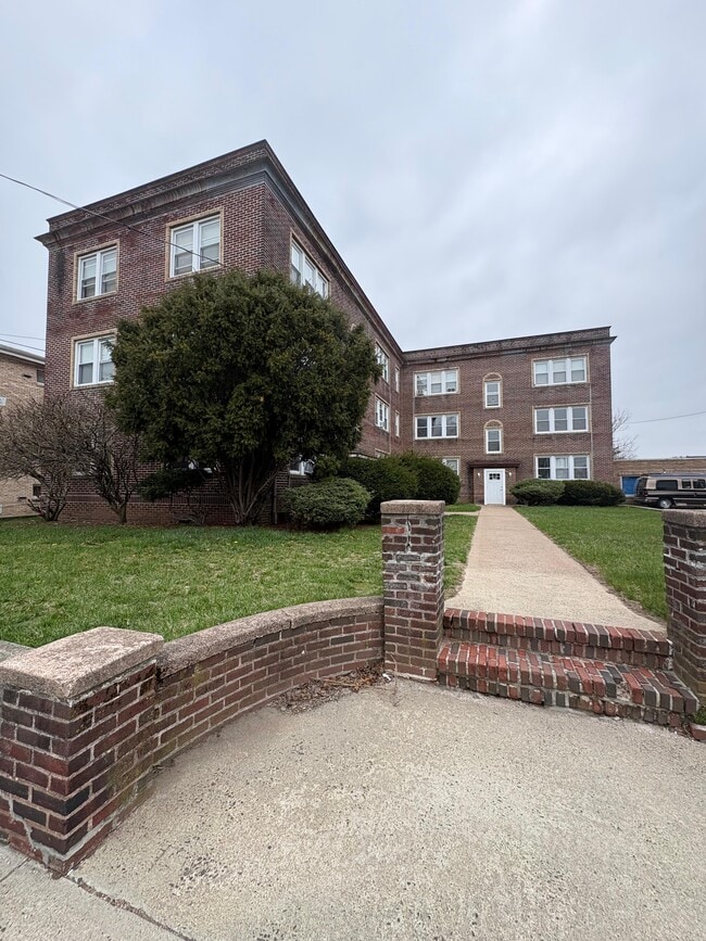 Building Photo - 173 Elm St