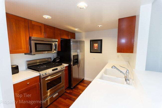 Building Photo - 2-bed, 2-bath 972sqft condo, walking distance to beach in Carlsbad Village, literally one block o...