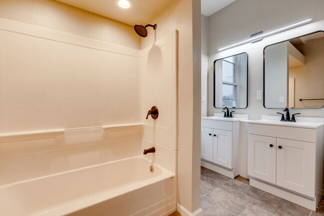 Building Photo - AVAILABLE AUGUST 2026 - Unique 3 Bedroom + den w/ Central AC in the South Side Slopes!