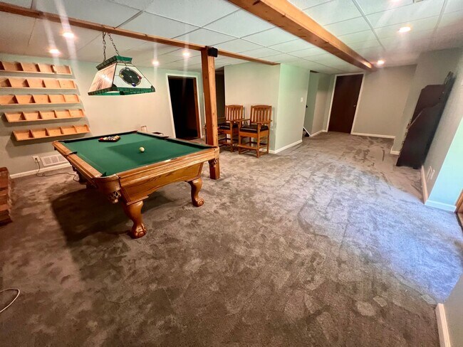 Building Photo - Cranberry - 6 bedroom 4 bathroom - Stunnin...