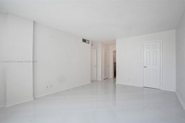 Building Photo - 3113 S Ocean Dr