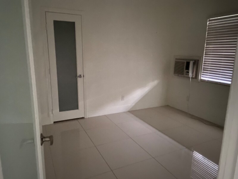 Building Photo - 516 S 11th St