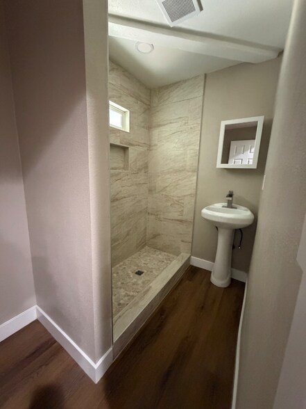 Building Photo - 2828 W 7th St