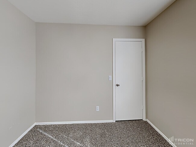 Building Photo - 12929 W Laurel Ln