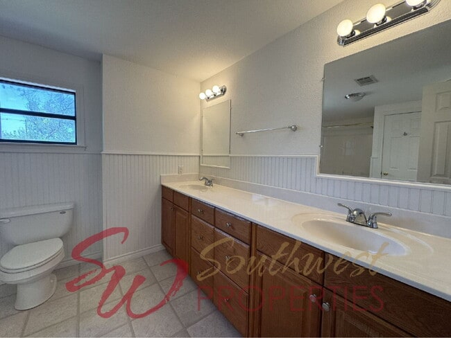 Building Photo - Outstanding 3 bedroom with extra bonus room and screened in porch!