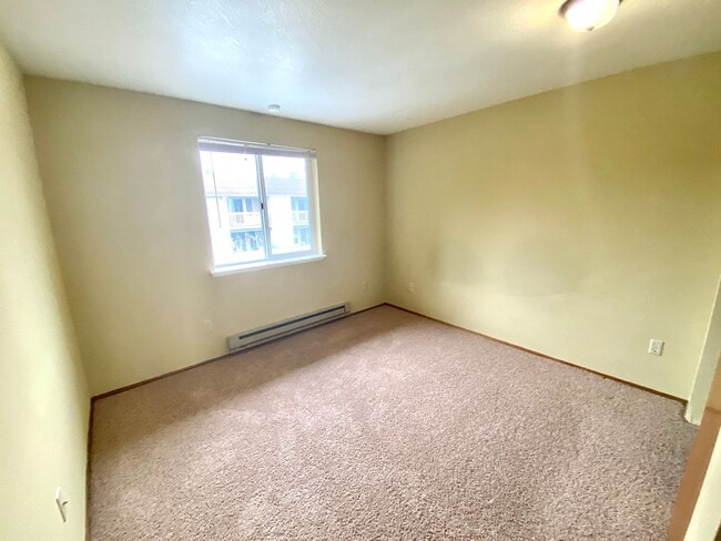 Building Photo - Conveniently Located 2 Bedroom