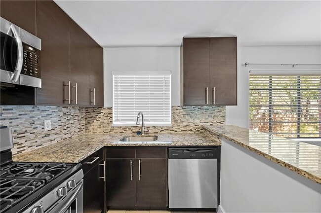 Building Photo - 1370 Chalmette Dr NE