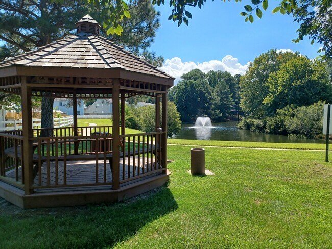 Building Photo - 5053 Huntclub Chase