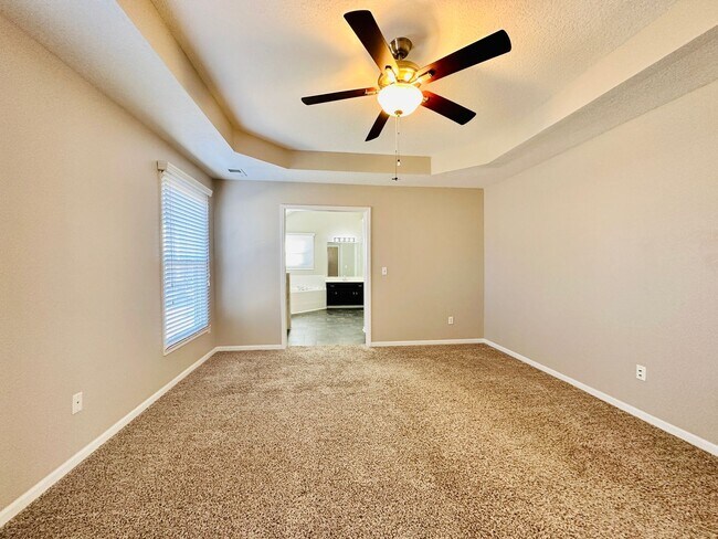 Building Photo - **BRAND NEW CARPETS** Beautiful Home in Bl...