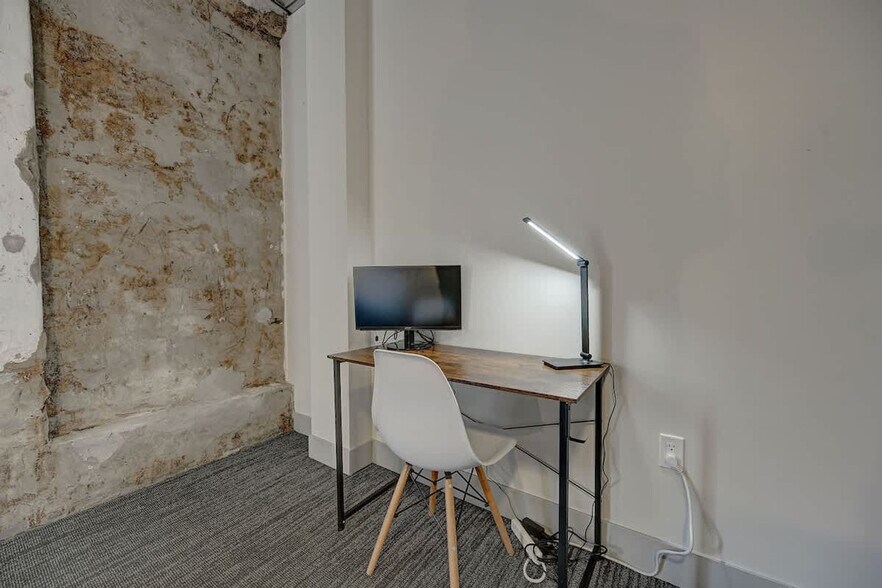 Building Photo - 1009 W Juneau Ave