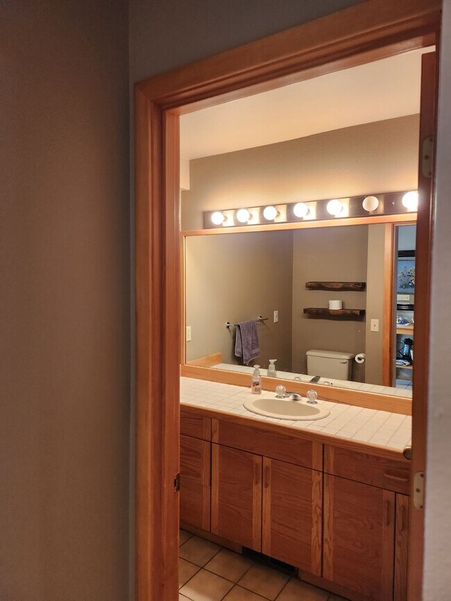 Building Photo - Riverfront - FALL SPECIAL - $250/OFF FIRST...