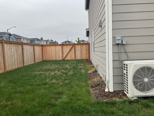 Building Photo - Beautiful 4 Bedroom, 2.5 Bath Home Availab...