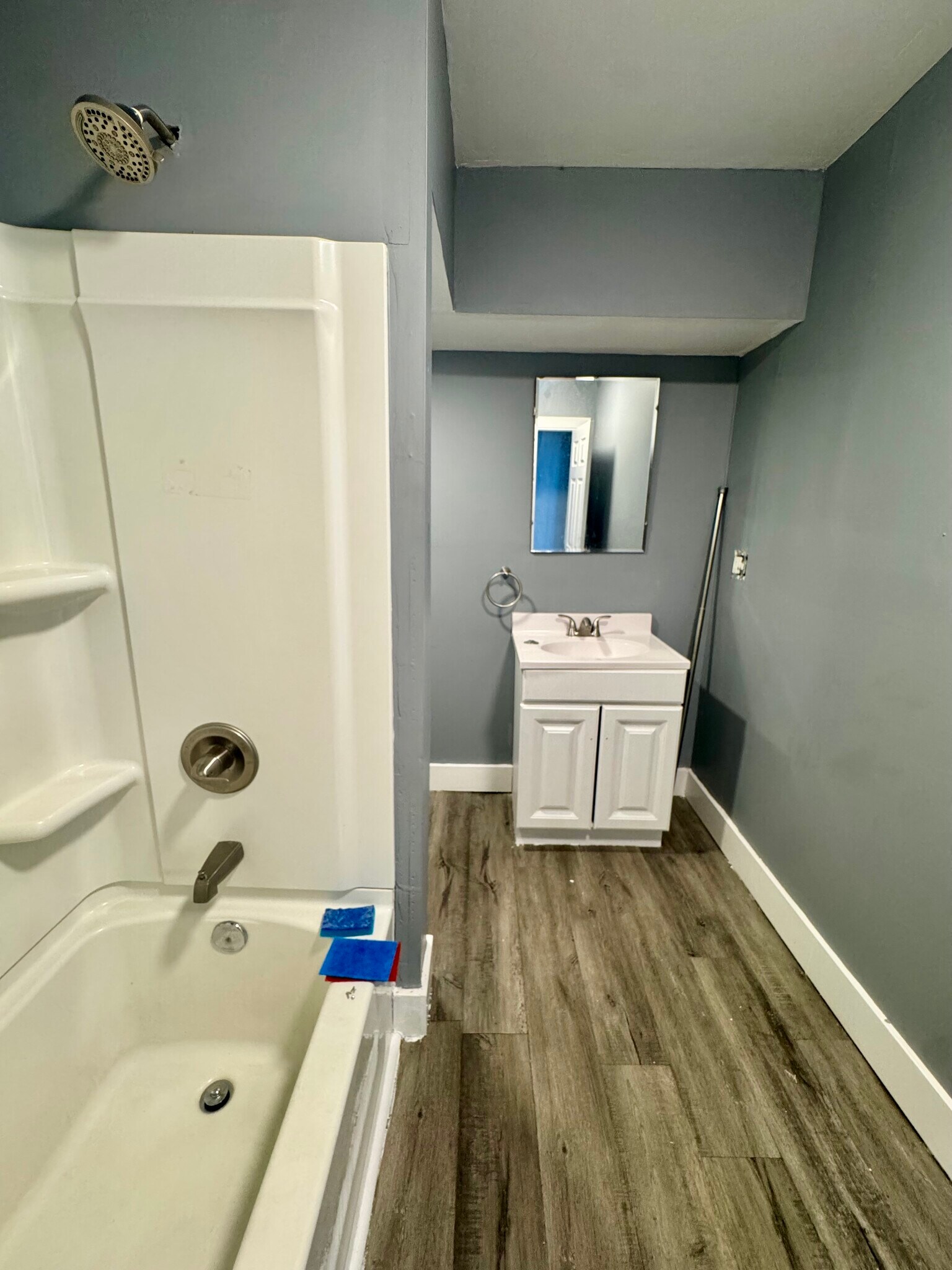 Building Photo - 616 E 6th St